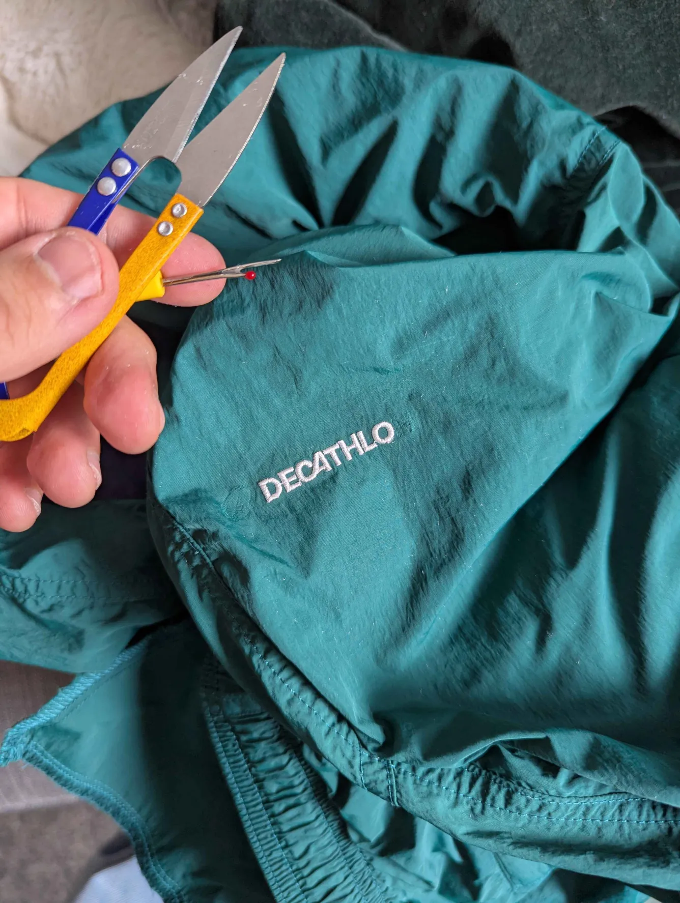 couture Decathlon décousue d'un pantalon